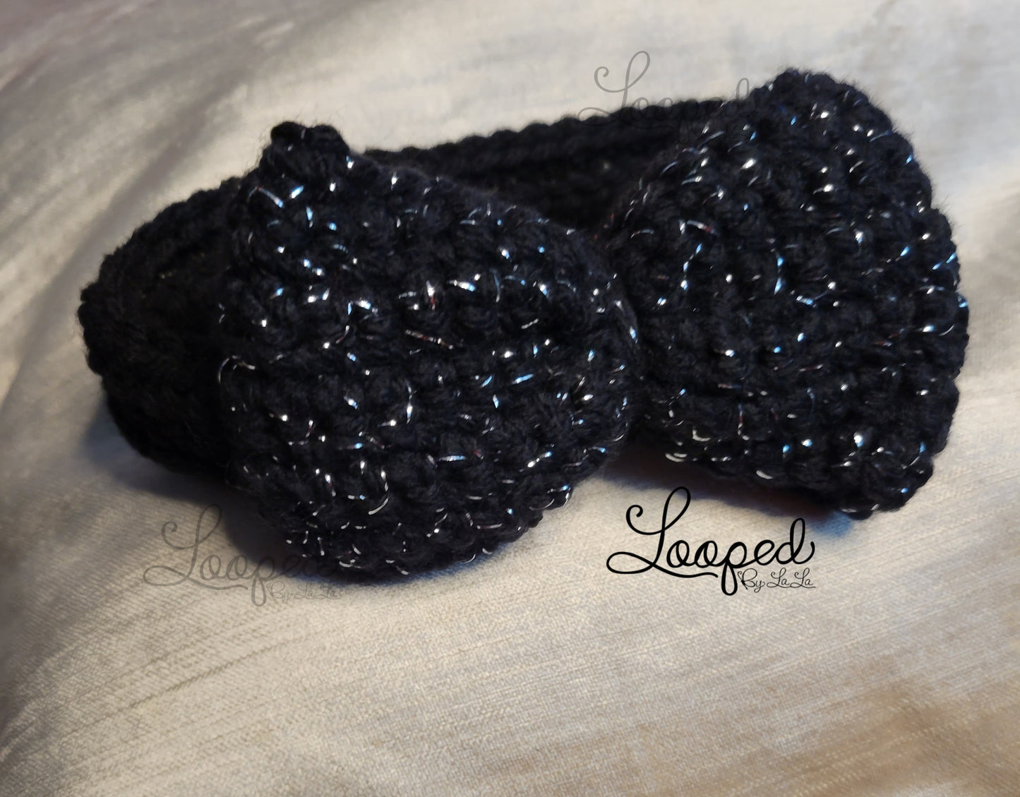 Diadema negra HDC con lazo negro y plateado, disponible ahora