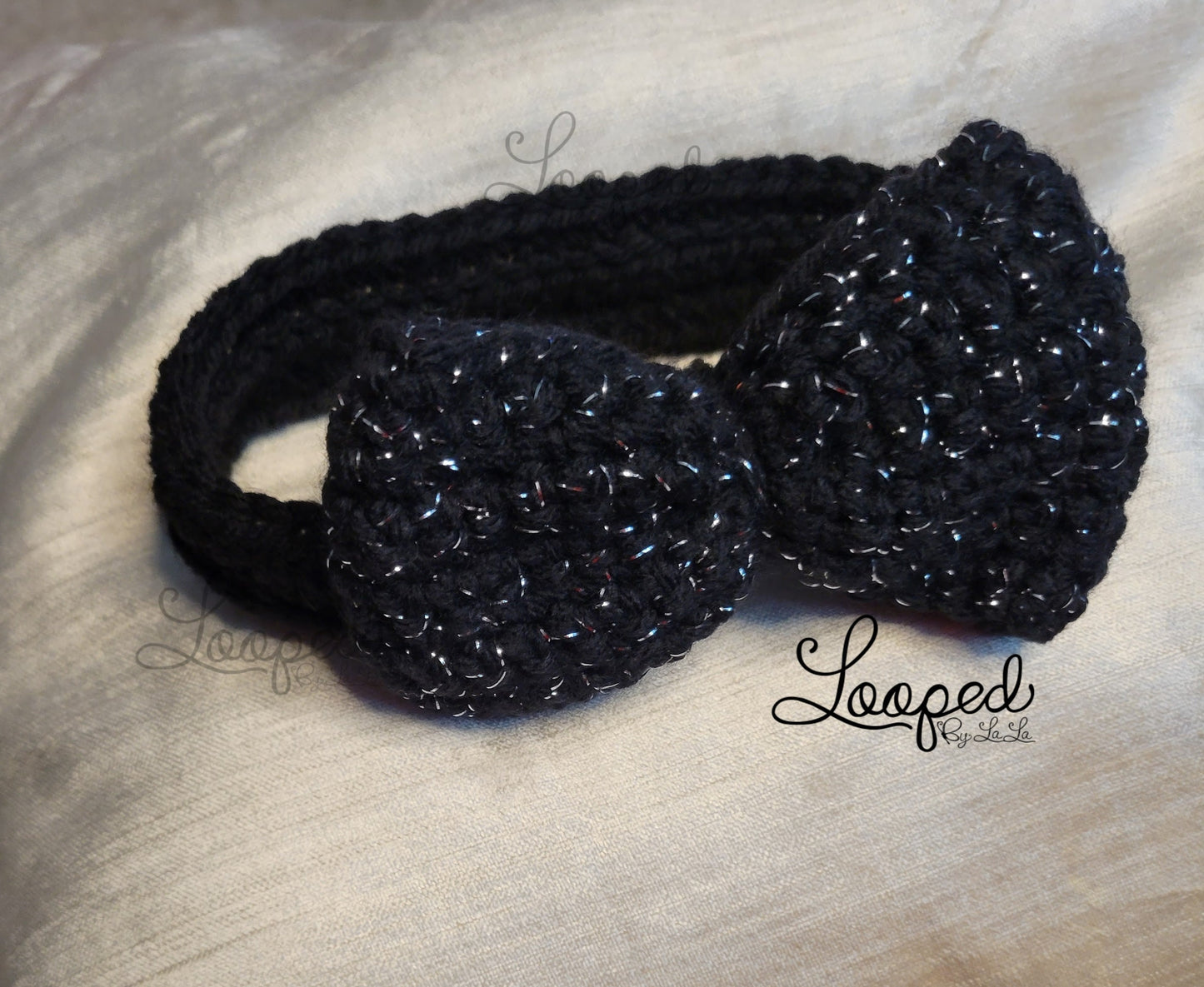 Diadema negra HDC con lazo negro y plateado, disponible ahora