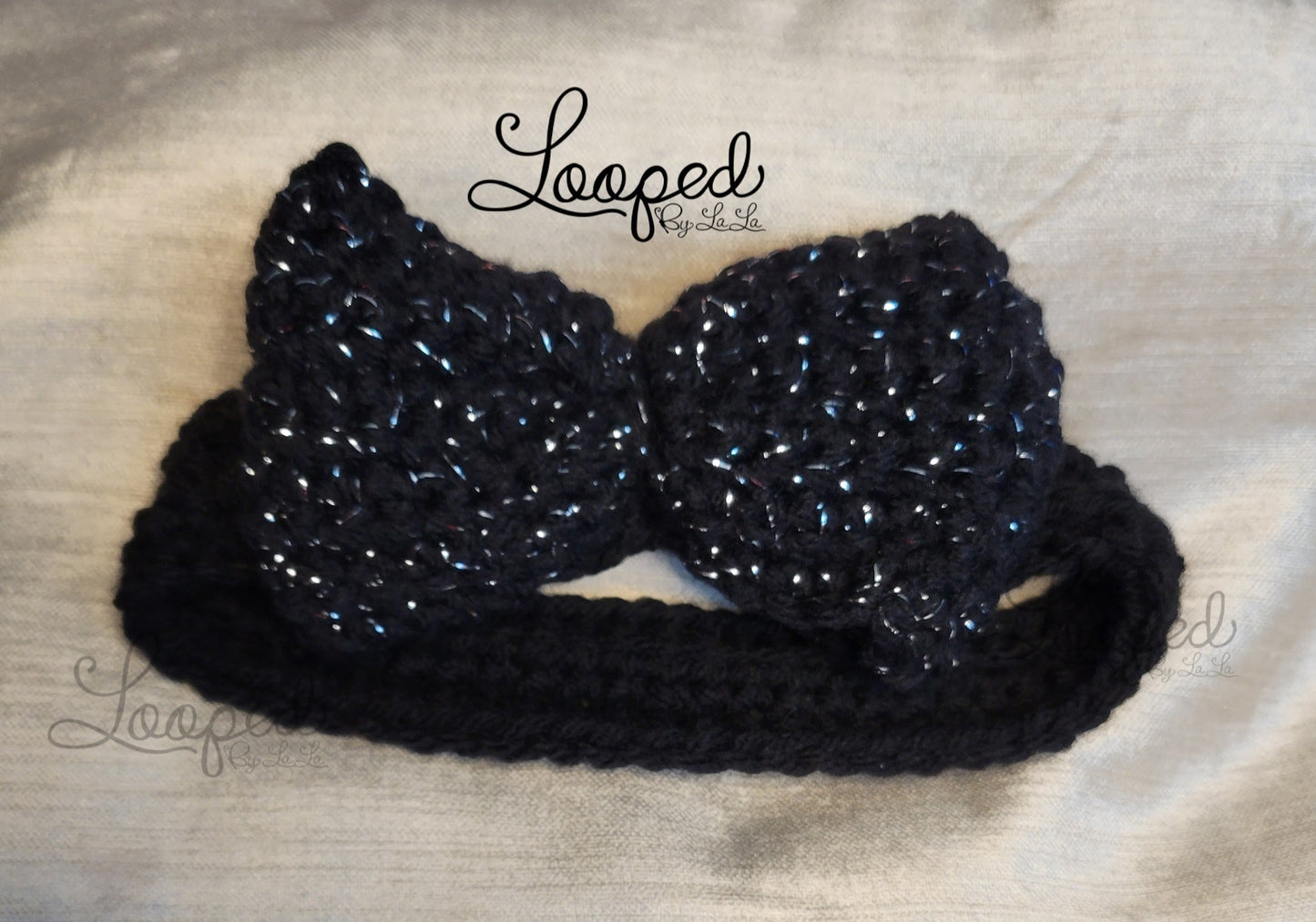 Diadema negra HDC con lazo negro y plateado, disponible ahora